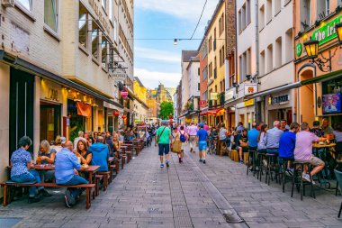 Düsseldorf, Almanya, 10 Ağustos 2018: Insanlar geçiyor