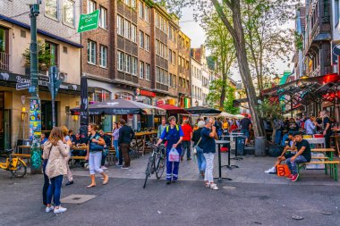 Düsseldorf, Almanya, 10 Ağustos 2018: Insanlar geçiyor