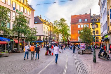 Düsseldorf, Almanya, 10 Ağustos 2018: Insanlar geçiyor