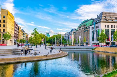 Düsseldorf, Almanya, 10 Ağustos 2018: Insanlar kanal geçiyor