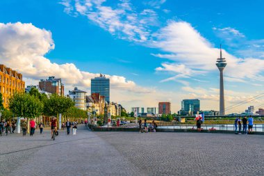 Düsseldorf, Almanya, 10 Ağustos 2018: Insanlar bir SUMM zevk