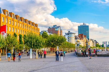 Düsseldorf, Almanya, 10 Ağustos 2018: Insanlar bir SUMM zevk