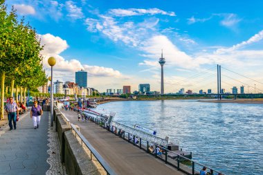 Düsseldorf, Almanya, 10 Ağustos 2018: Insanlar bir SUMM zevk