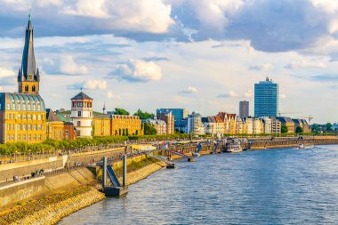 Düsseldorf, Almanya, 10 Ağustos 2018: Insanlar Ri üzerinde gezinme