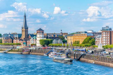 Düsseldorf, Almanya, 10 Ağustos 2018: Duss 'de Rhein nehir kıyısı