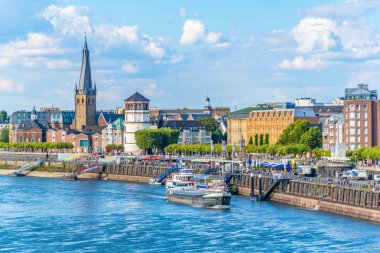 Düsseldorf, Almanya, 10 Ağustos 2018: Duss 'de Rhein nehir kıyısı