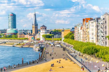 Düsseldorf, Almanya, 10 Ağustos 2018: Duss 'de Rhein nehir kıyısı