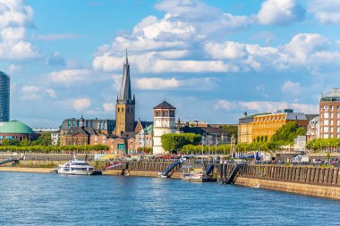 Düsseldorf, Almanya, 10 Ağustos 2018: Duss 'de Rhein nehir kıyısı