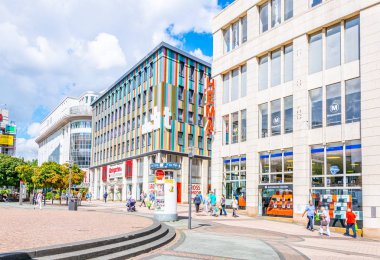 Essen, Almanya, 10 Ağustos 2018: Insanlar yüzde geçiyor