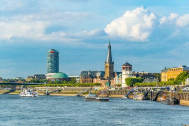 Düsseldorf, Almanya, 9 Ağustos 2018: Dusse 'de Rhein nehir kıyısı