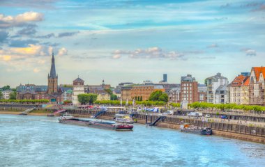 Düsseldorf, Almanya, 9 Ağustos 2018: Dusse 'de Rhein nehir kıyısı