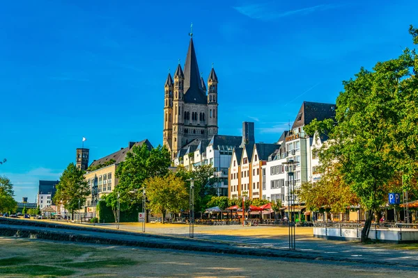 Köln, Tyskland, 11 augusti, 2018: Riverside Promenade och Saint — Stockfoto