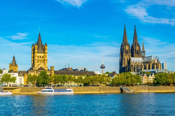 Keulen, Duitsland, 11 augustus, 2018: stadsgezicht van Keulen met HOH — Stockfoto