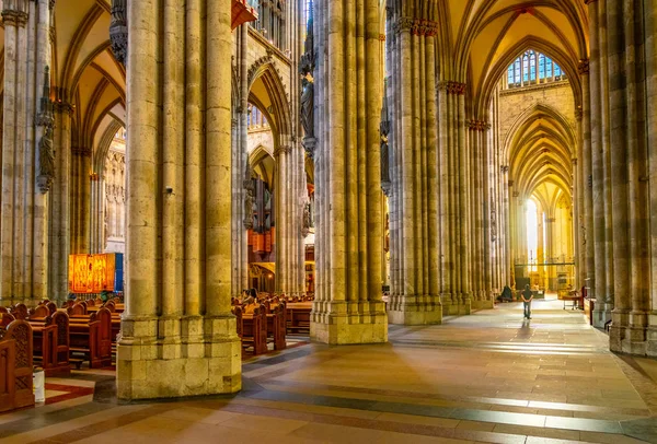 Kolín nad Rýnem, Německo, 11. srpna 2018: Interiér katedrály v — Stock fotografie