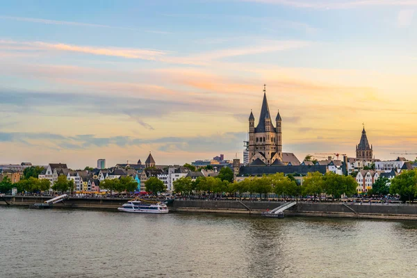COLOGNE, GERMANY, AUGUST 11, 2018: Sunset view of the riverside — Stock Photo, Image