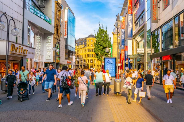 COLOGNE, ALEMANIA, 11 de agosto de 2018: La gente está de paso — Foto de Stock