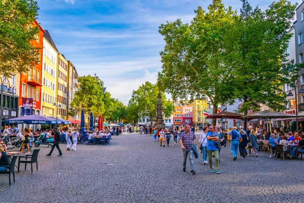 Kolín nad Rýnem, Německo, 11. srpna 2018: ulice vedoucí ke svatému M — Stock fotografie