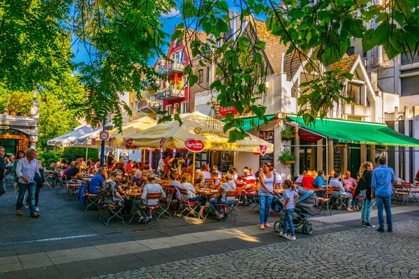 Kolín nad Rýnem, Německo, 11. srpna 2018: lidé si užívají Slunečné d — Stock fotografie