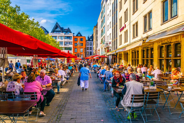 КОЛОГН, ГЕРМАНИЯ, 11 АВГУСТА 2018 г.: Люди наслаждаются солнечным днем
