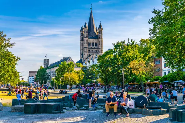 Keulen, Duitsland, 11 augustus, 2018: Riverside promenade en Saint — Stockfoto