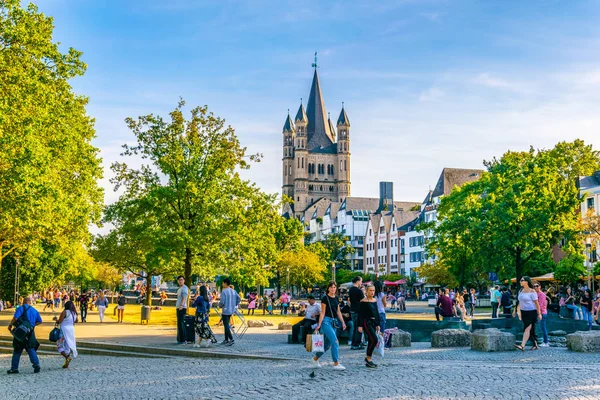 Köln, Németország, August 11, 2018: folyóparti sétány és a Szent — Stock Fotó