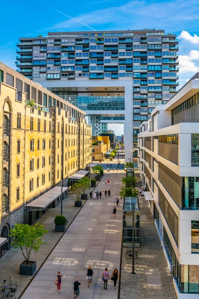 COLOGNE, ALEMANIA, 11 de agosto de 2018: la gente está admirando Kranhaus — Foto de Stock