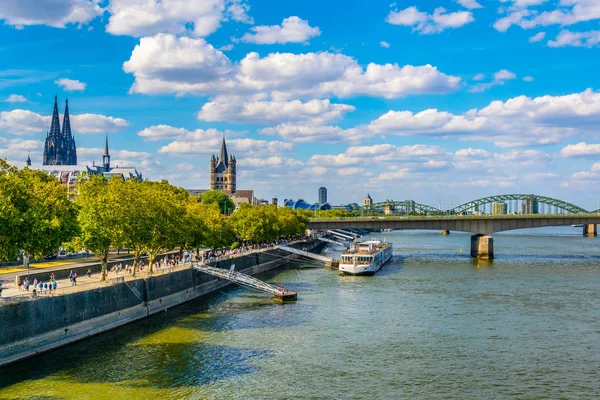 Köln, 11. August 2018: Stadtbild von Köln mit hoh — Stockfoto