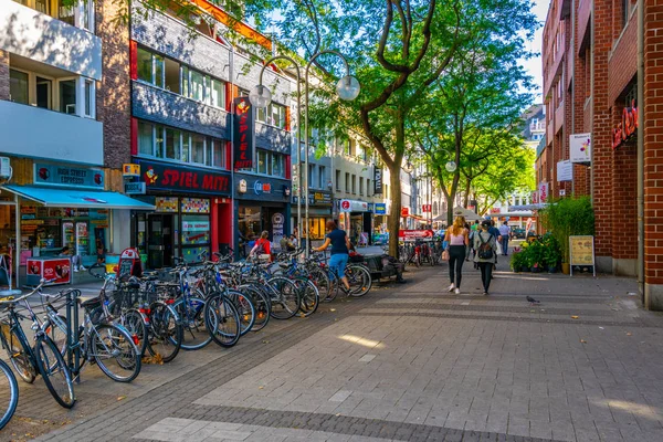 Kolín nad Rýnem, Německo, 11. srpna 2018: lidé procházejí cesem — Stock fotografie