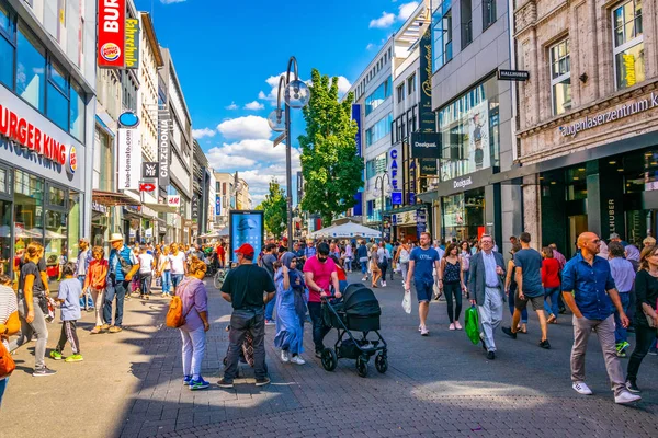 COLOGNE, ALEMANIA, 11 de agosto de 2018: La gente está de paso — Foto de Stock