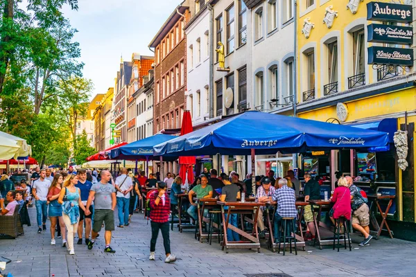 Dusseldorf, Německo, 10. srpna 2018: lidé procházejí — Stock fotografie