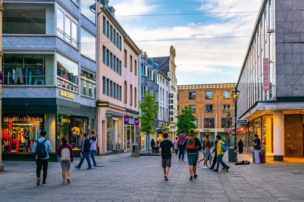 DUSSELDORF, GERMANY, AUGUST 10, 2018: People are passing through — Stock Photo, Image