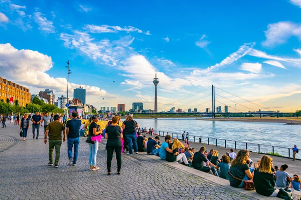Düsseldorf, 10. August 2018: Die Menschen genießen einen Sommer — Stockfoto