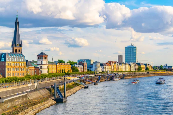 DUSSELDORF, GERMANY, AUGUST 10, 2018: People are strolling on ri — Stock Photo, Image