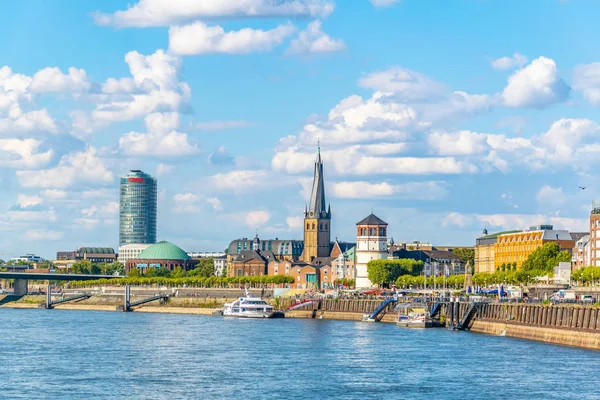 德国杜塞尔多夫, 2018年8月10日: Duss 的 Rhein 河滨 — 图库照片