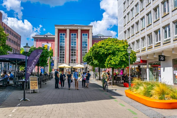 Essen, Tyskland, 10 augusti, 2018: människor passerar genom cent — Stockfoto