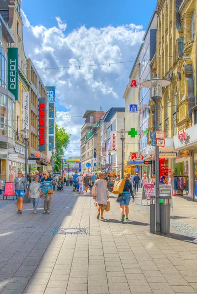 Essen, Niemcy, 10 sierpnia 2018: ludzie przechodzą przez cent — Zdjęcie stockowe