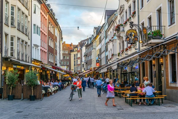 DUSSELDORF, ALEMANIA, 9 DE AGOSTO DE 2018: Puerto viejo en Düsseldorf, Alemania — Foto de Stock