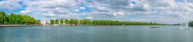 Hannover, Almanya, 28 Nisan 2018: Insanlar Maschsee ile birlikte Hannover, Almanya 'da gezinıyor
