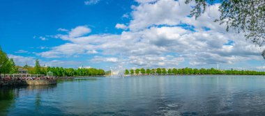 Hannover, Almanya, 28 Nisan 2018: Insanlar Maschsee ile birlikte Hannover, Almanya 'da gezinıyor