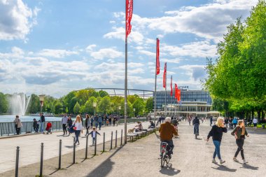 Hannover, Almanya, 28 Nisan, 2018: Insanlar alongsid gezinmesi