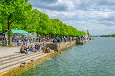 Hannover, Almanya, 28 Nisan, 2018: Insanlar alongsid gezinmesi