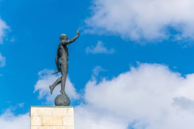 Hannover, Almanya, 28 Nisan 2018: Olymp ile bir koşucu heykeli