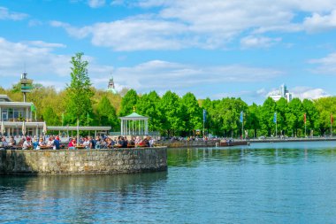 Hannover, Almanya, 28 Nisan, 2018: Insanlar alongsid gezinmesi