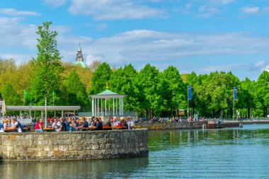 Hannover, Almanya, 28 Nisan, 2018: Insanlar alongsid gezinmesi