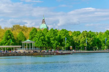 Hannover, Almanya, 28 Nisan, 2018: Insanlar alongsid gezinmesi
