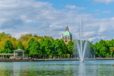 Hannover, Almanya, 28 Nisan 2018: Belediye Binası arkasında görüntülenen f