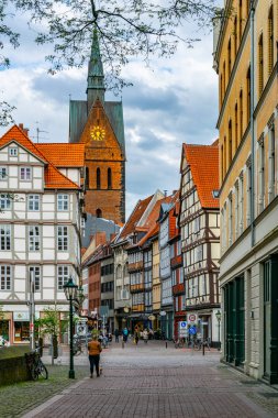 Hannover, Almanya, 28 Nisan 2018: Insanlar anne doğru yürüyor