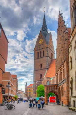 Hannover, Almanya, 28 Nisan 2018: Insanlar anne doğru yürüyor