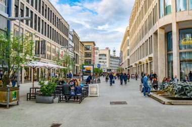 Hannover, Almanya, 28 Nisan 2018: Insanlar georgst üzerinde yürüyor