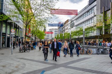 Hannover, Almanya, 28 Nisan 2018: Insanlar georgst üzerinde yürüyor